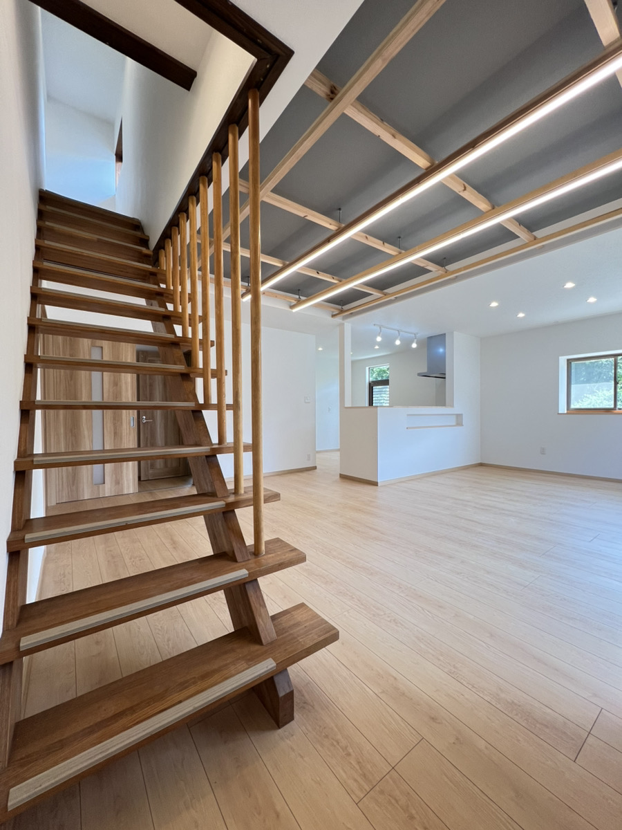 木の温もりと開放感あふれる住まいへ